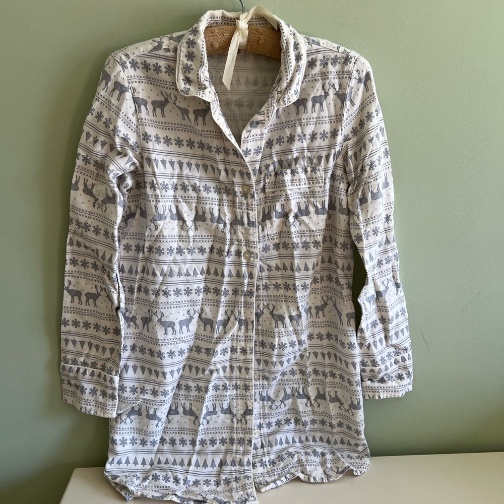 GAP White and Gray Patterned Button-Up Shirt